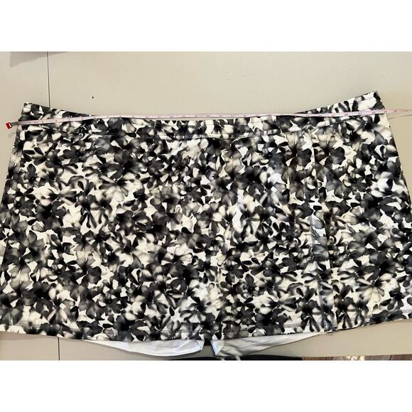 Isaac Mizrahi Soho Petite Quilted Knit Jacquard Skort PITCH BLACK NWOT SIZE 5XP - Picture 7 of 10